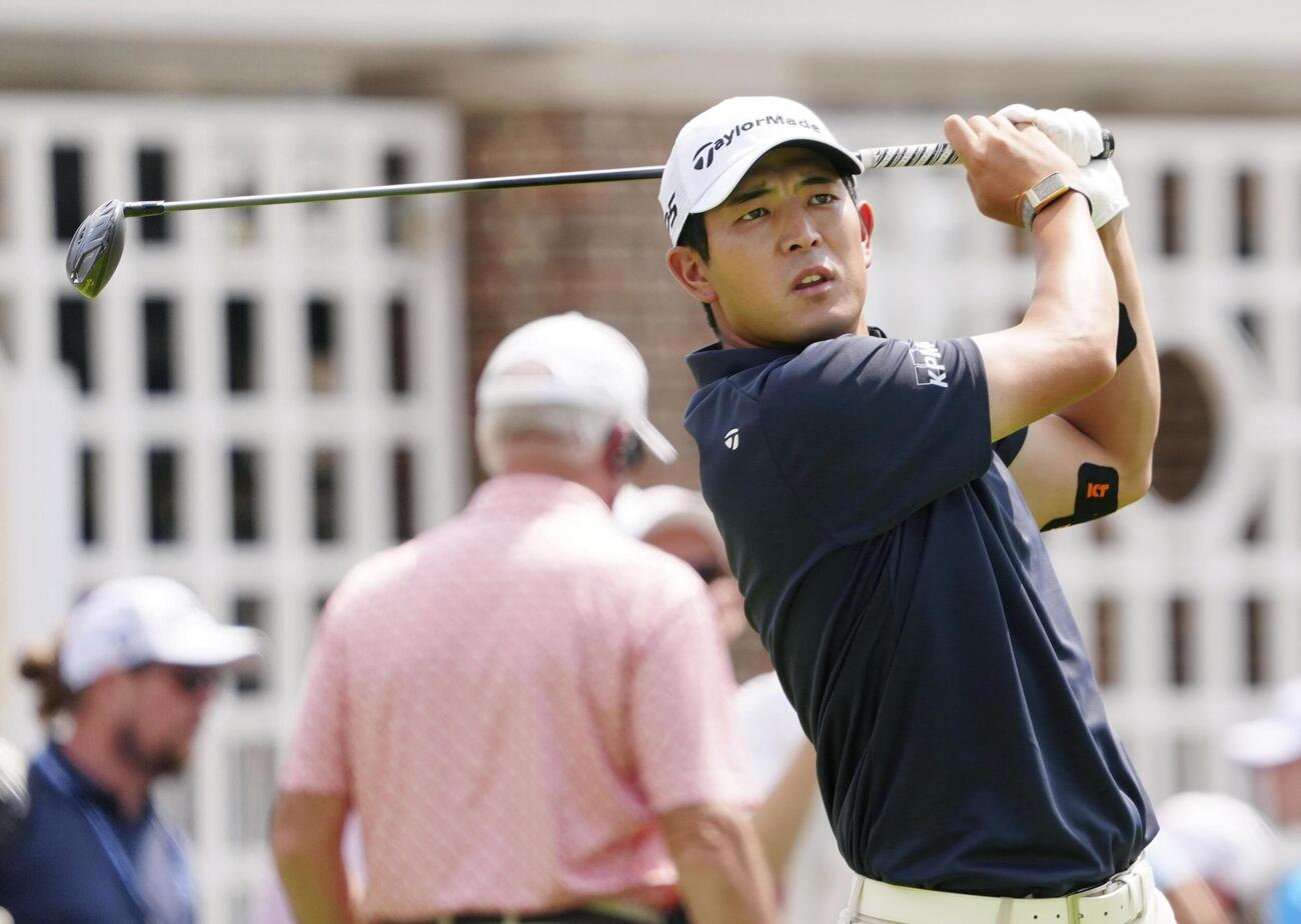 第1ラウンド、3番でティーショットを放つ中島啓太。1アンダーで69位（共同）