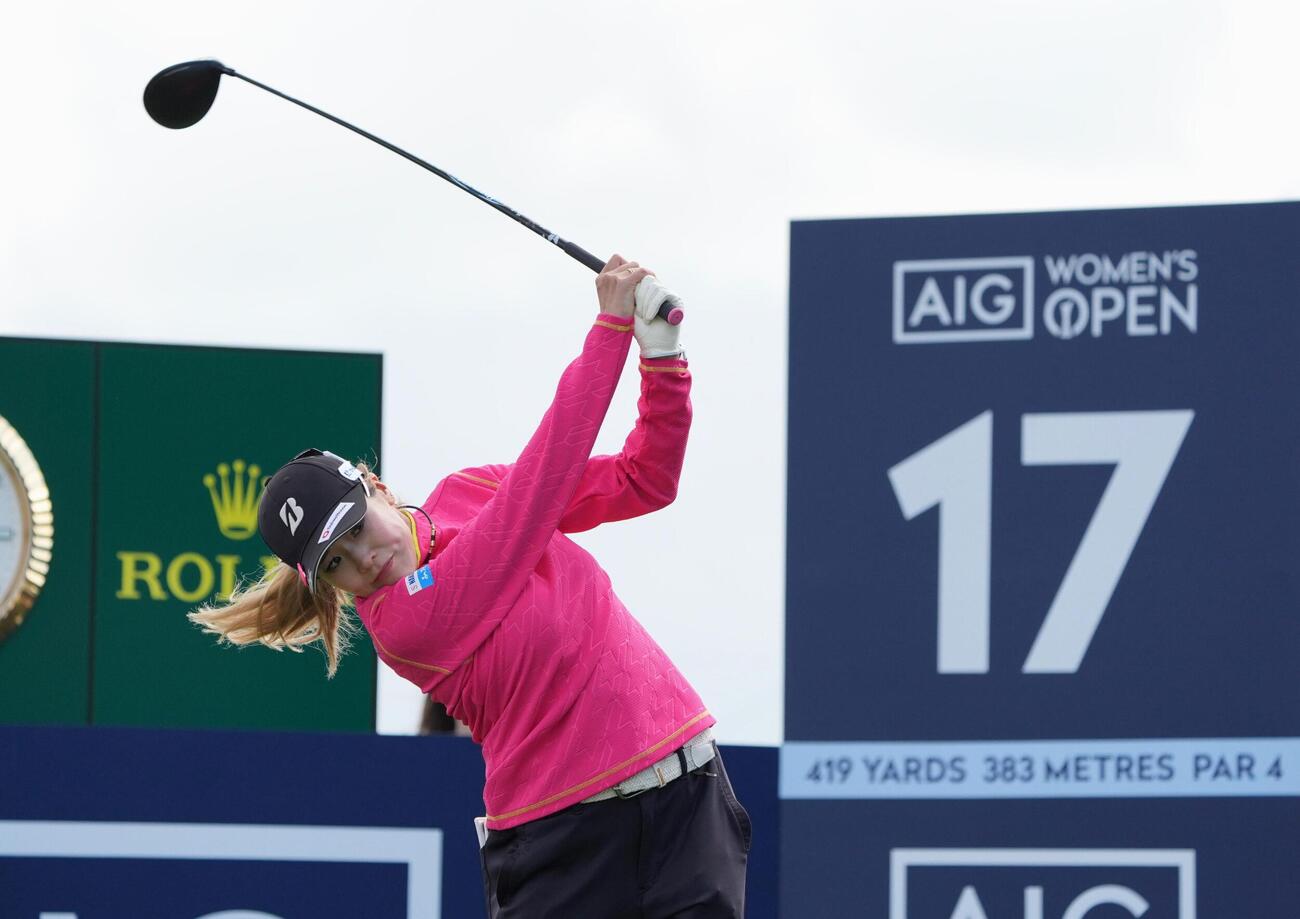 第2ラウンド、通算6アンダーで2位の桑木志帆＝ロイヤルリザム・アンド・セントアンズGC（共同）