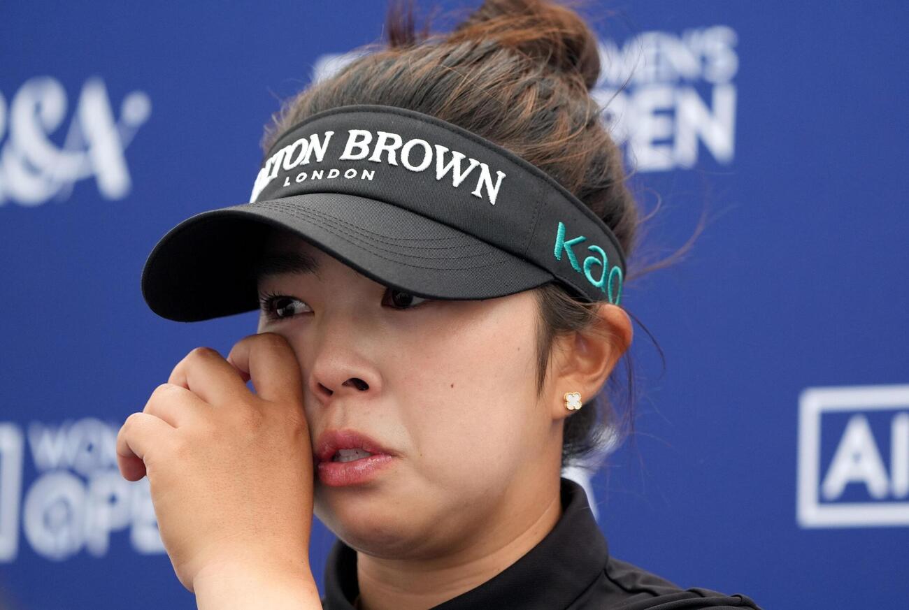 第2ラウンド、ホールアウト後に取材に応じる山下美夢有。通算7オーバーで予選落ち（共同）
