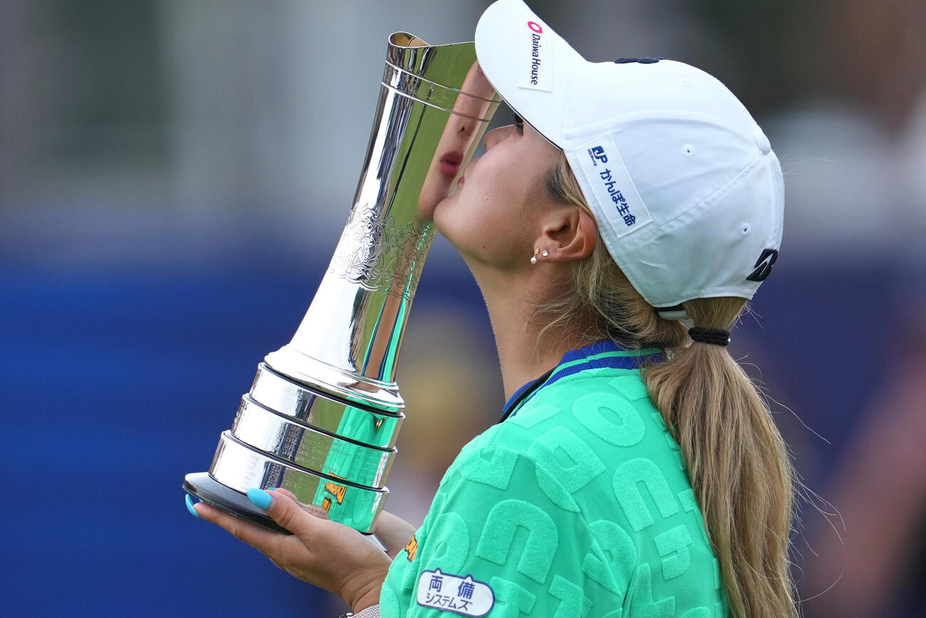 全英女子オープンで優勝しトロフィーにキスをする桑木志帆（AP）