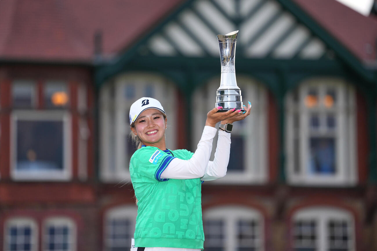 全英女子オープンで優勝しトロフィーを手に笑顔を見せる桑木志帆（AP）