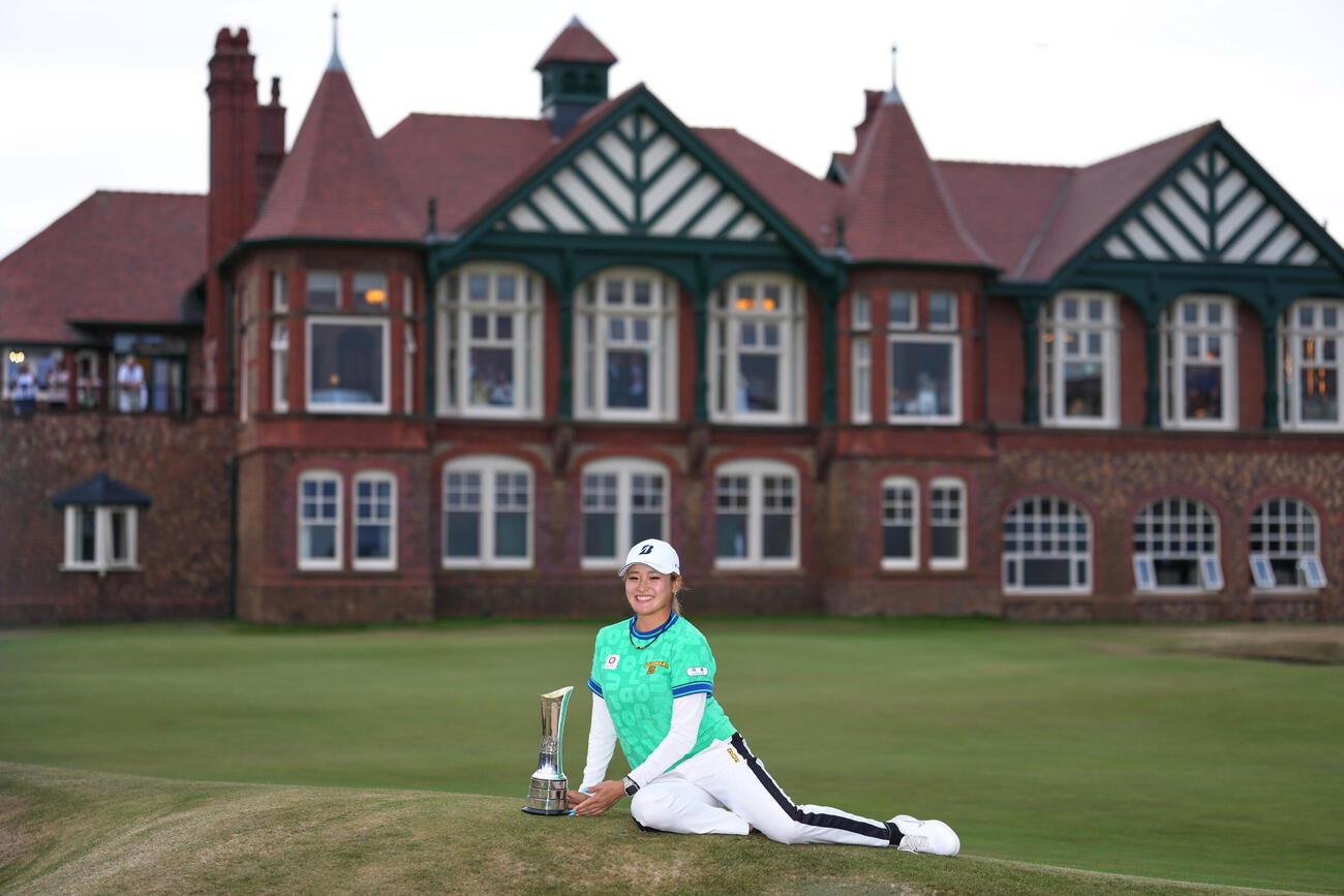 全英女子オープンで優勝し記念撮影で笑顔を見せる桑木志帆（AP）