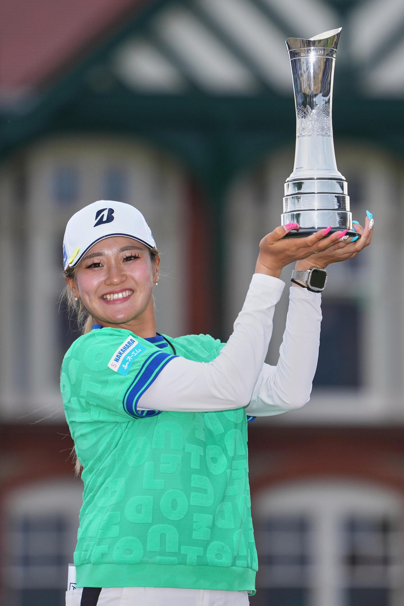 全英女子オープンで優勝しトロフィーを手に笑顔を見せる桑木志帆（AP）
