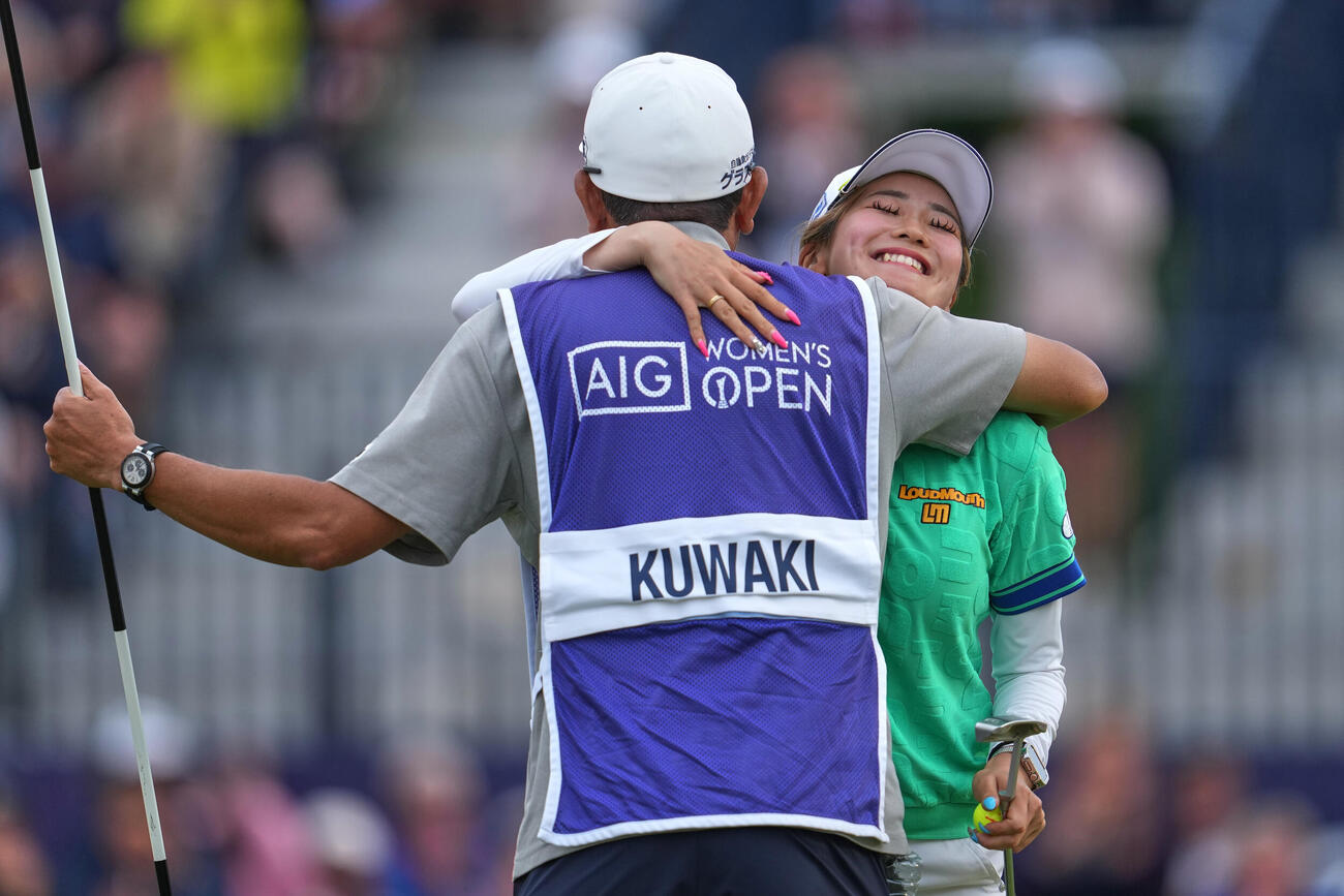 全英女子オープンで優勝した桑木志帆はキャディーと歓喜のハグ（AP）