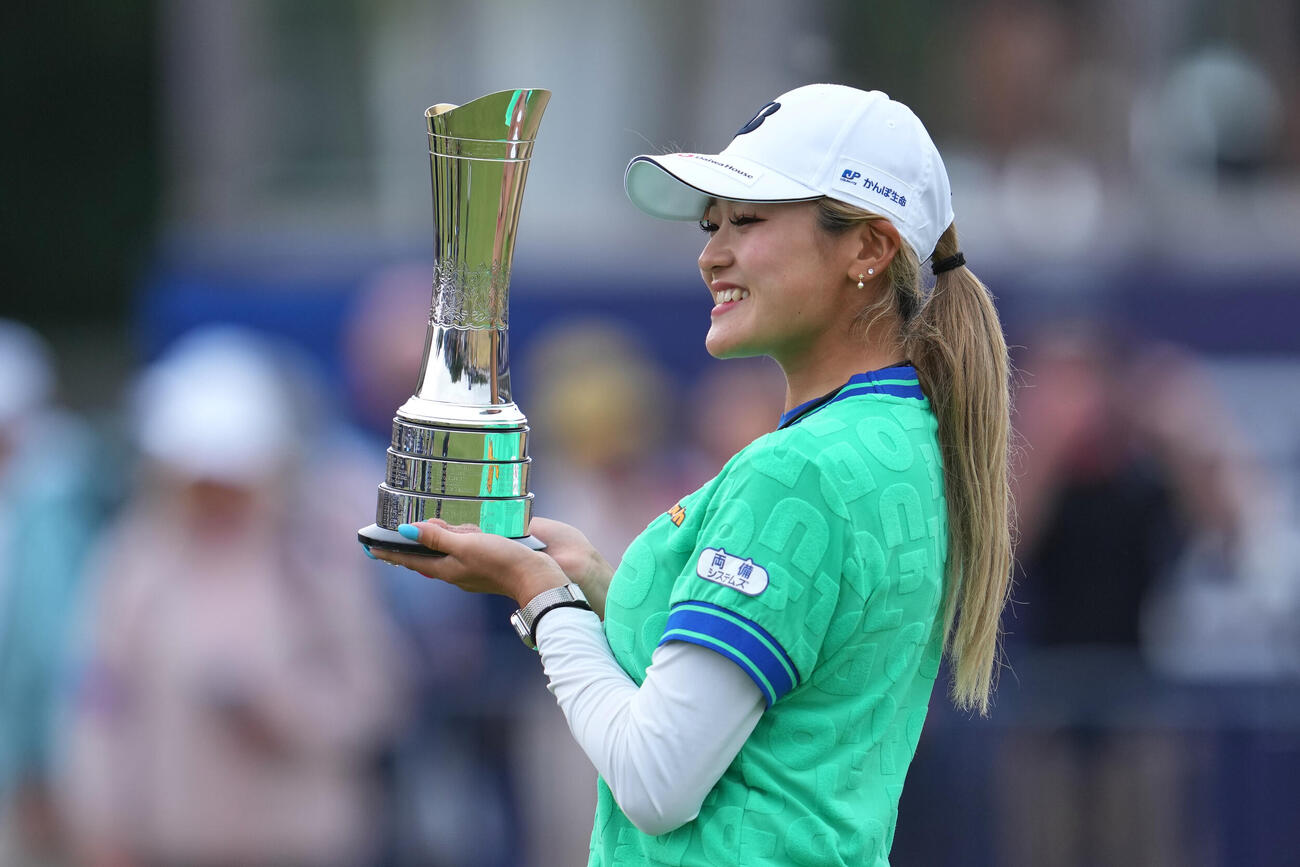 全英女子オープンで優勝しトロフィーを手に笑顔を見せる桑木志帆（AP）