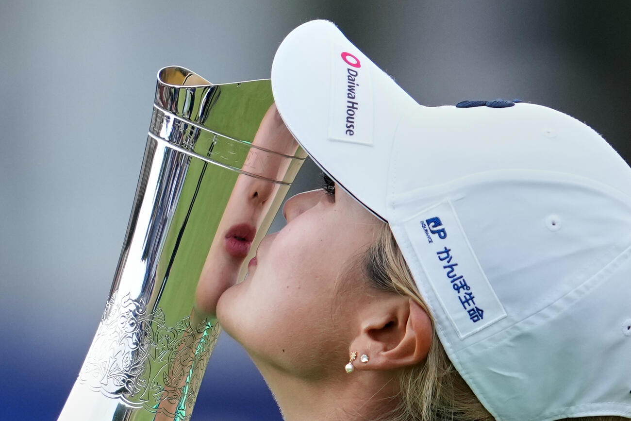全英女子オープンで優勝しトロフィーにキスをする桑木志帆（AP）