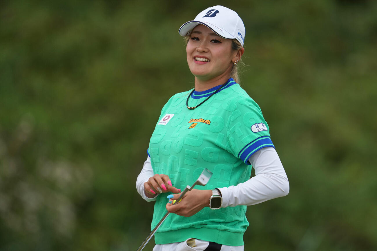 笑顔を見せる桑木志帆（AP）