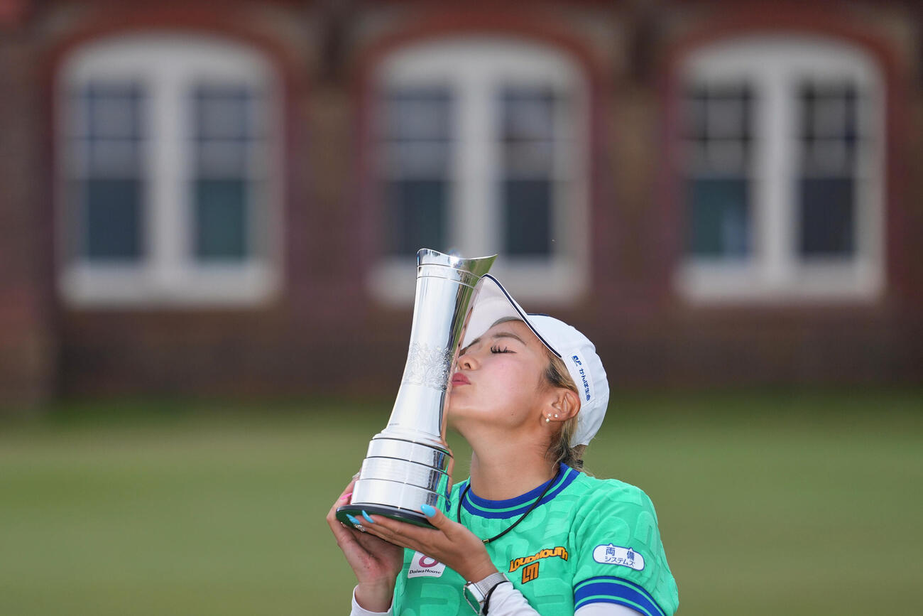 全英女子オープンで優勝しトロフィーにキスをする桑木志帆（AP）