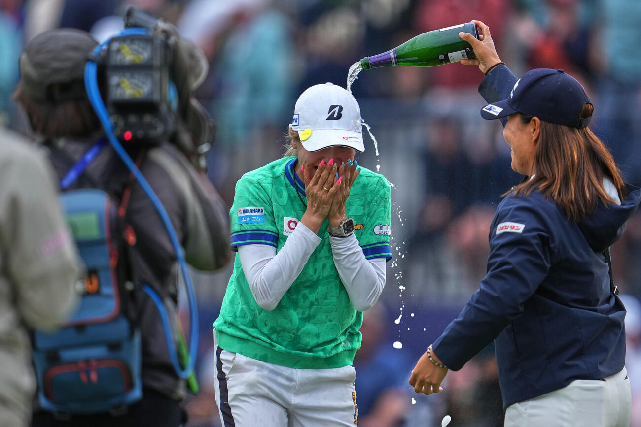 優勝後ウオーターシャワーで祝福される桑木志帆（AP）