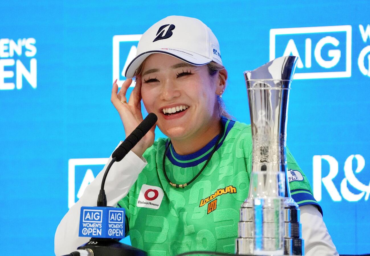 公式記者会見で笑顔を見せる桑木志帆＝ロイヤルリザム・アンド・セントアンズGC（共同）