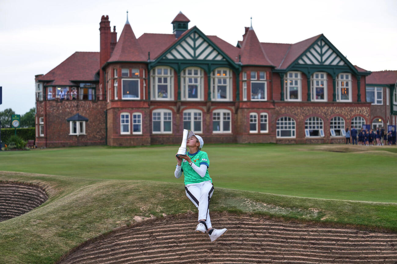 全英女子オープンで優勝しトロフィーを手に笑顔を見せる桑木志帆（AP）