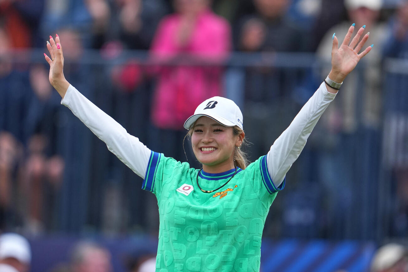全英女子オープンで優勝し両手を挙げて喜ぶ桑木志帆（AP）