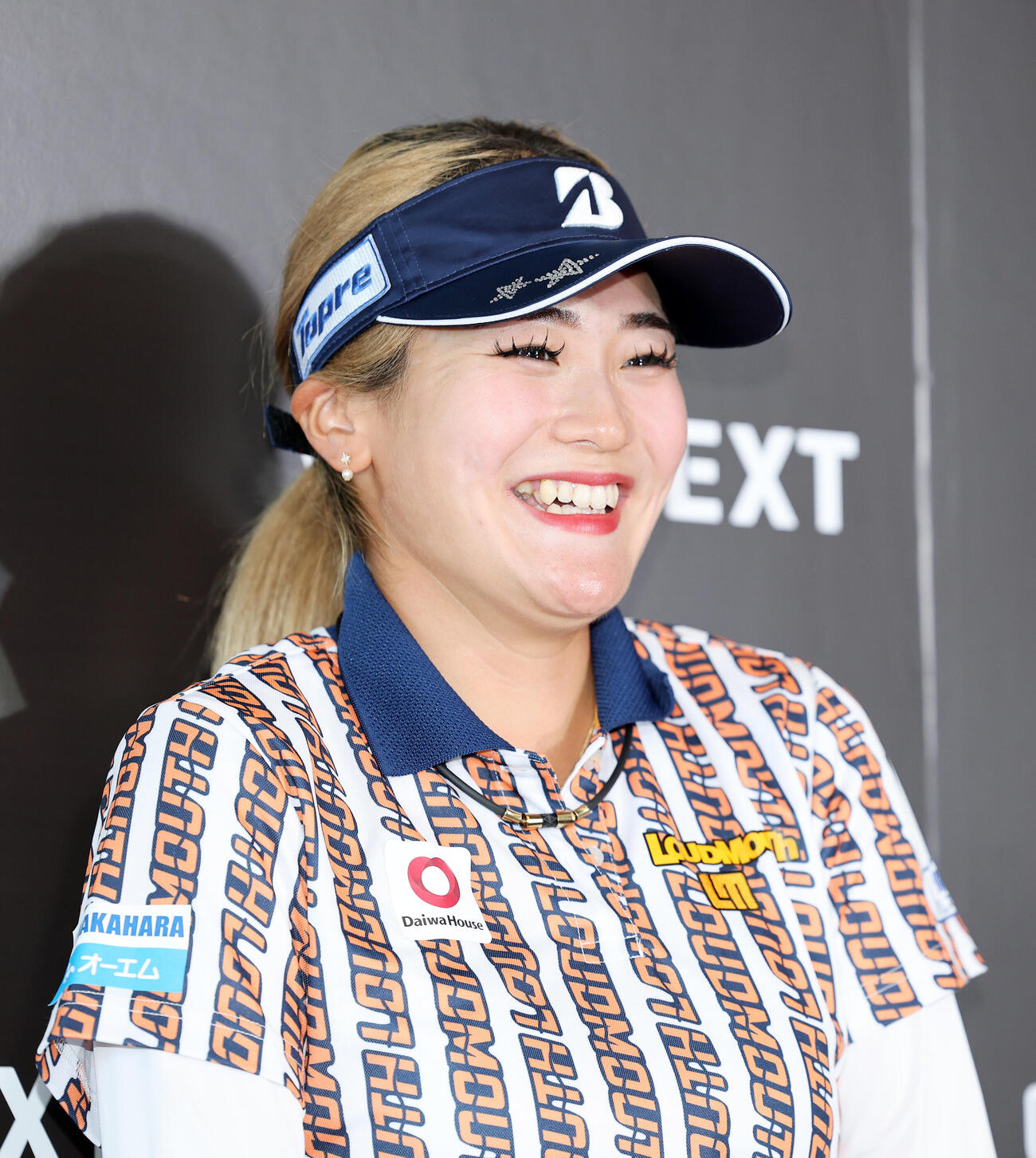 メジャー初優勝し会見に臨む桑木志帆（撮影・鈴木正人）