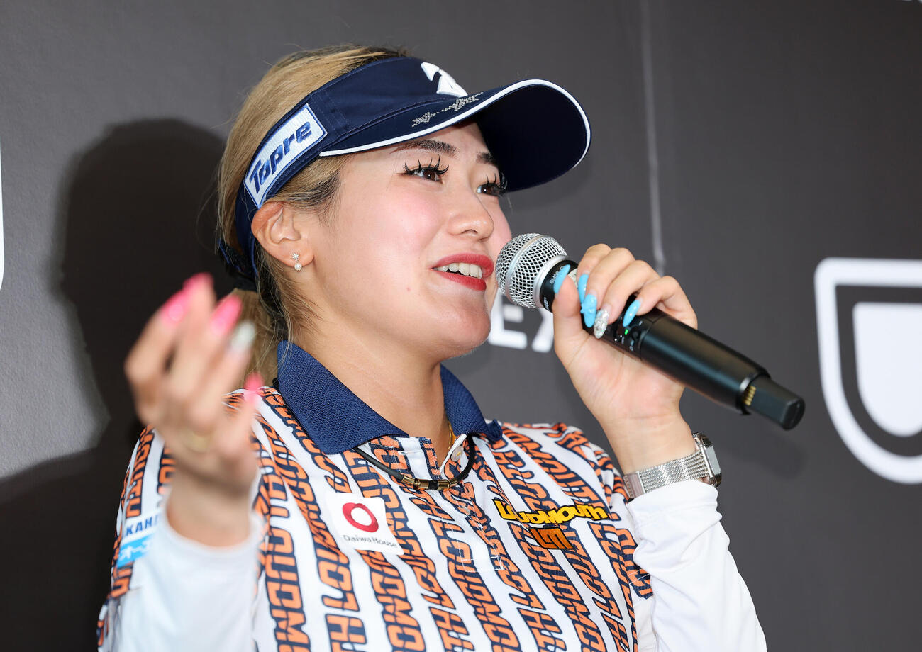 メジャー初優勝し会見に臨む桑木志帆（撮影・鈴木正人）
