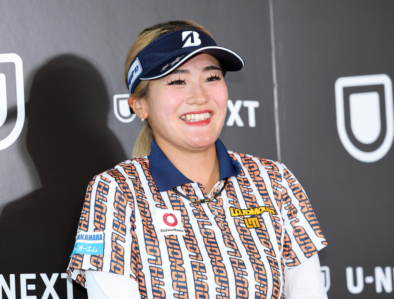メジャー初優勝し会見に臨む桑木志帆（撮影・鈴木正人）