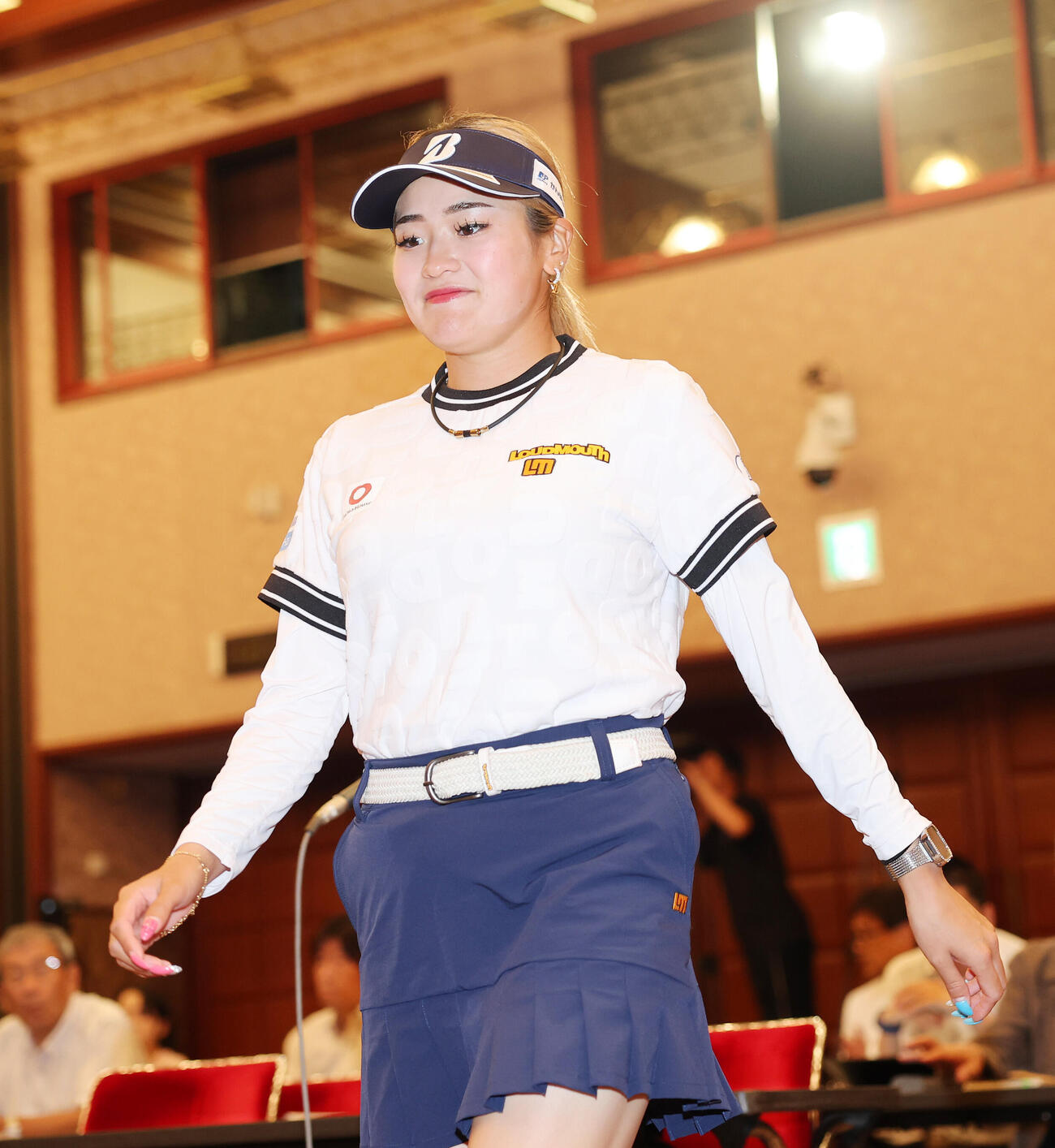 会場入りする桑木志帆（撮影・鈴木正人）