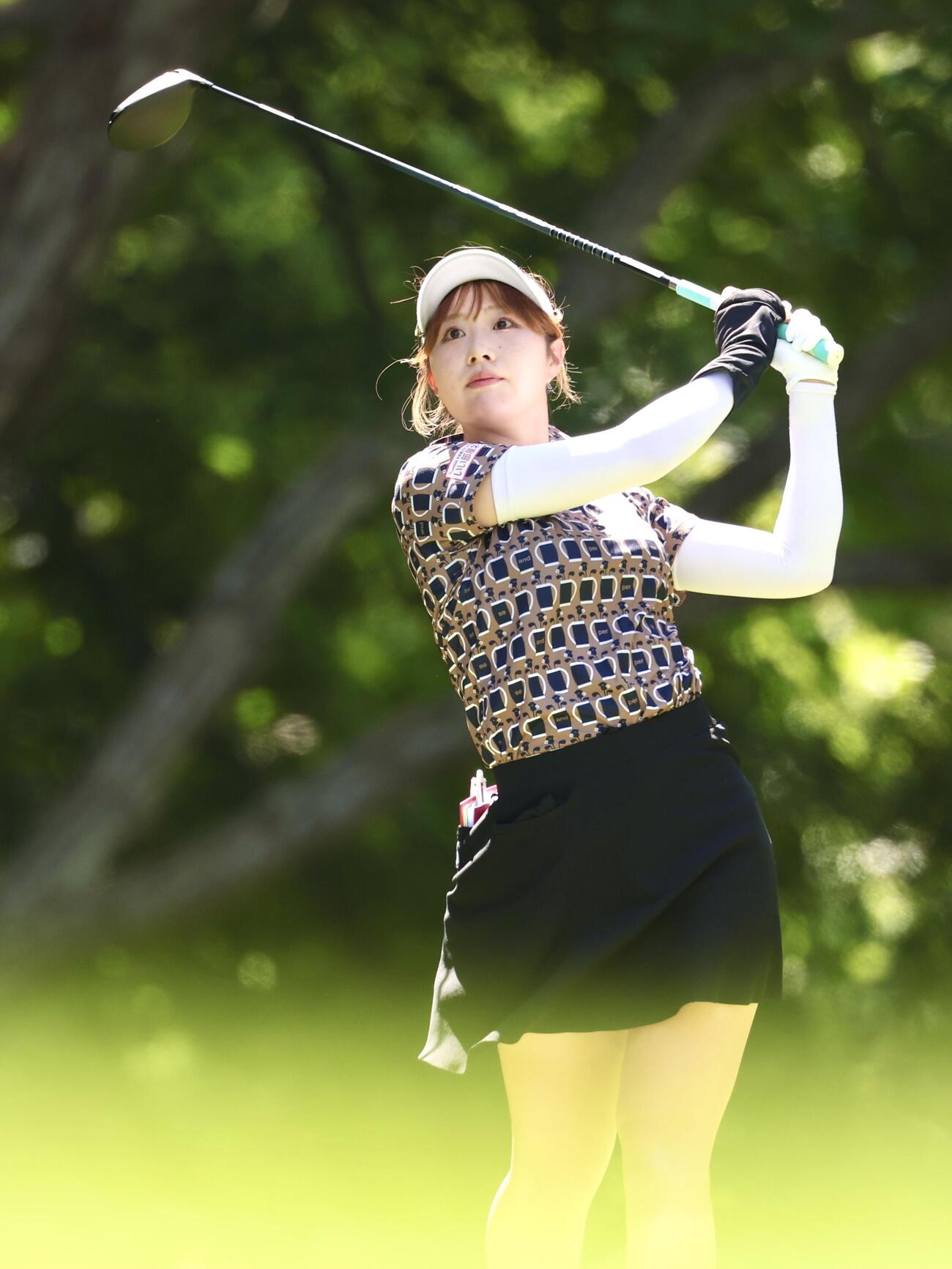 4番、ティーショットを放つ都玲華（撮影・宮地輝）