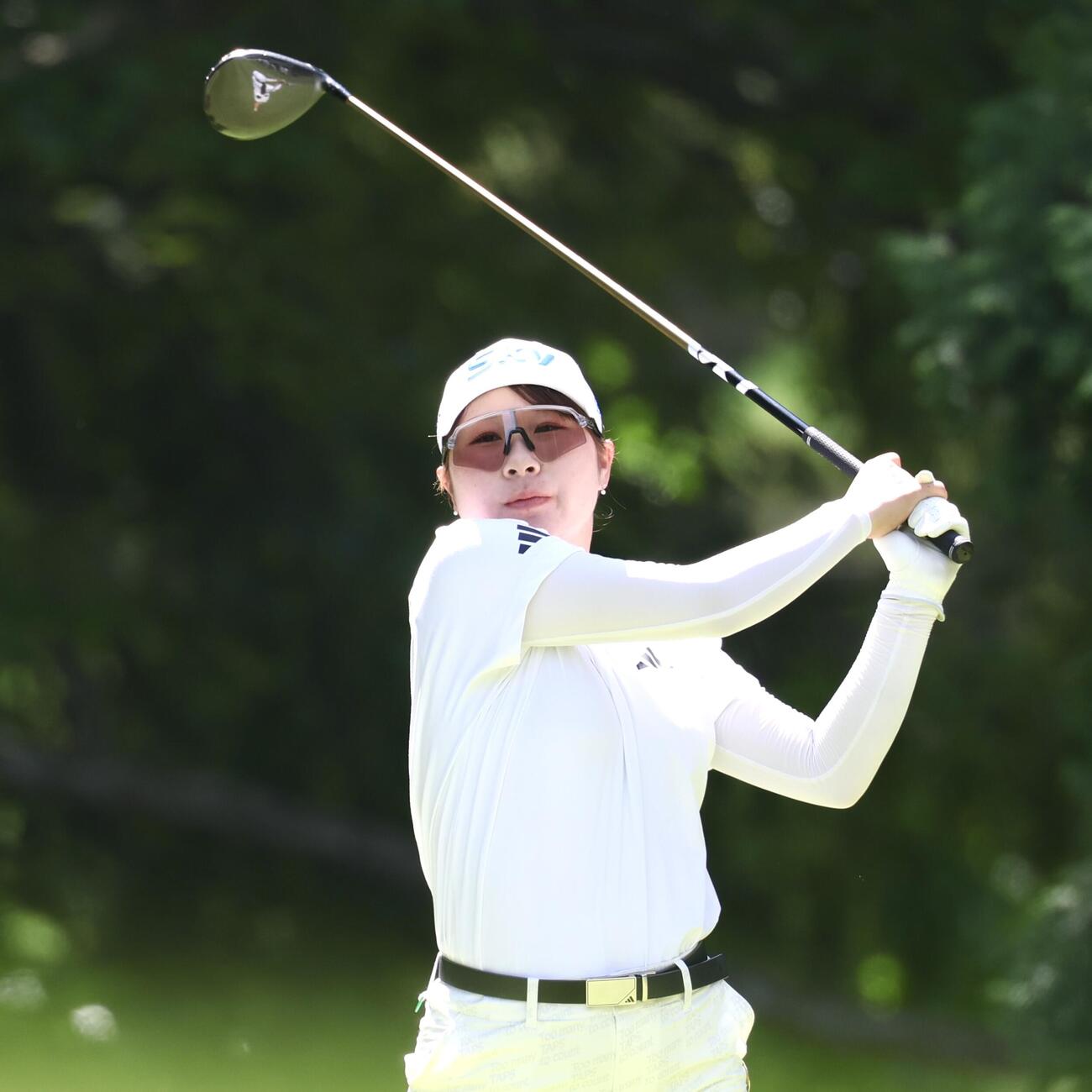 4番、ティーショットを放つ荒木優奈（撮影・宮地輝）