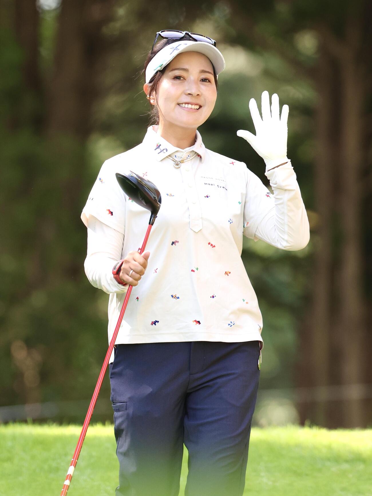 笑顔で手を振る青木瀬令奈（撮影・宮地輝）