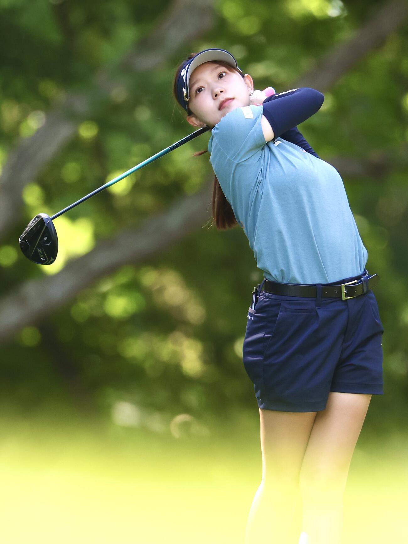 4番、ティーショットを放つ山田彩歩（撮影・宮地輝）