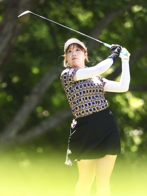 4番、ティーショットを放つ都玲華（撮影・宮地輝）