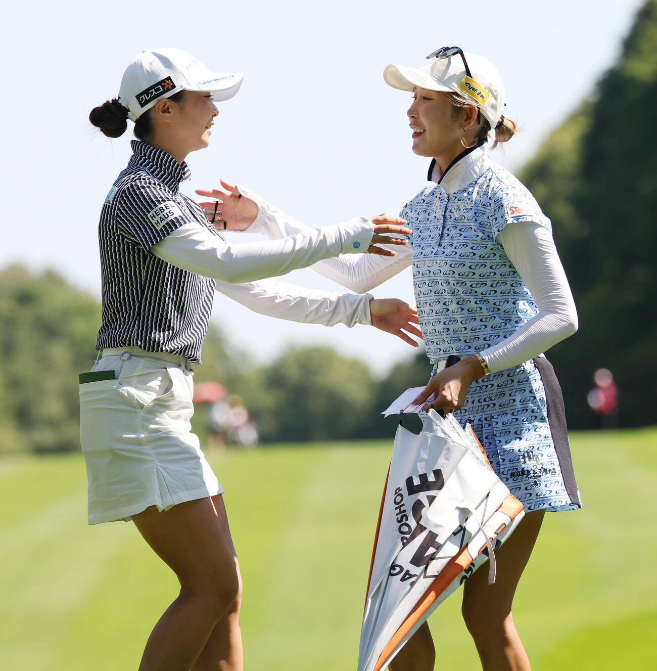 ホールアウトし金沢志奈（左）とハグする金田久美子（撮影・宮地輝）