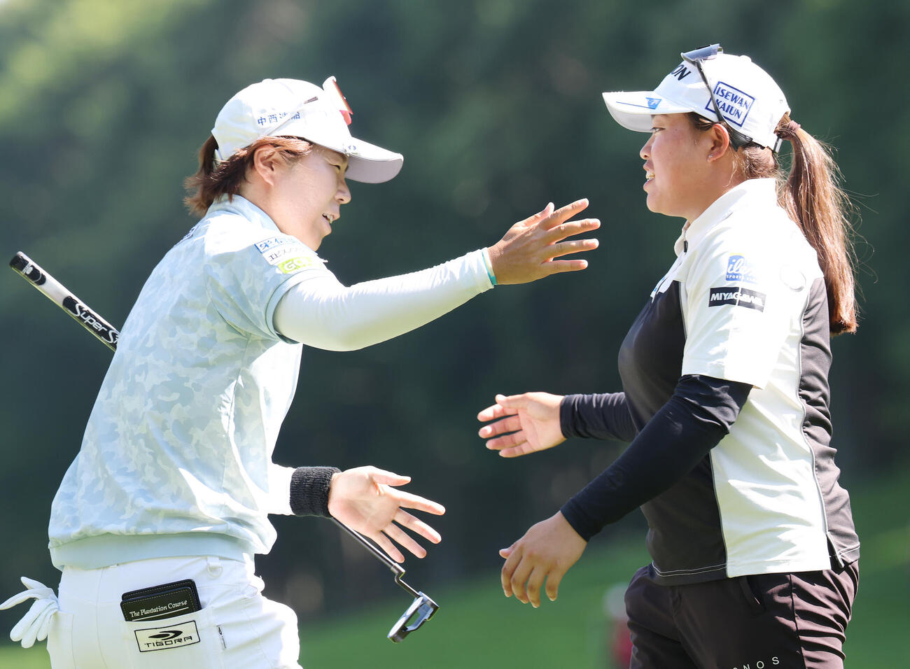 ホールアウトし穴井詩（左）とハグする入谷響（撮影・宮地輝）