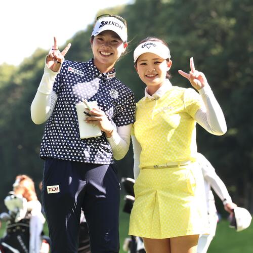 ホールアウトし笑顔でピースする菅楓華（左）と政田夢乃（撮影・宮地輝）