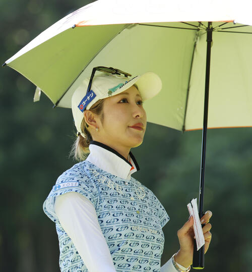 初日をトップタイの4アンダーで終えた金田久美子（撮影・宮地輝）