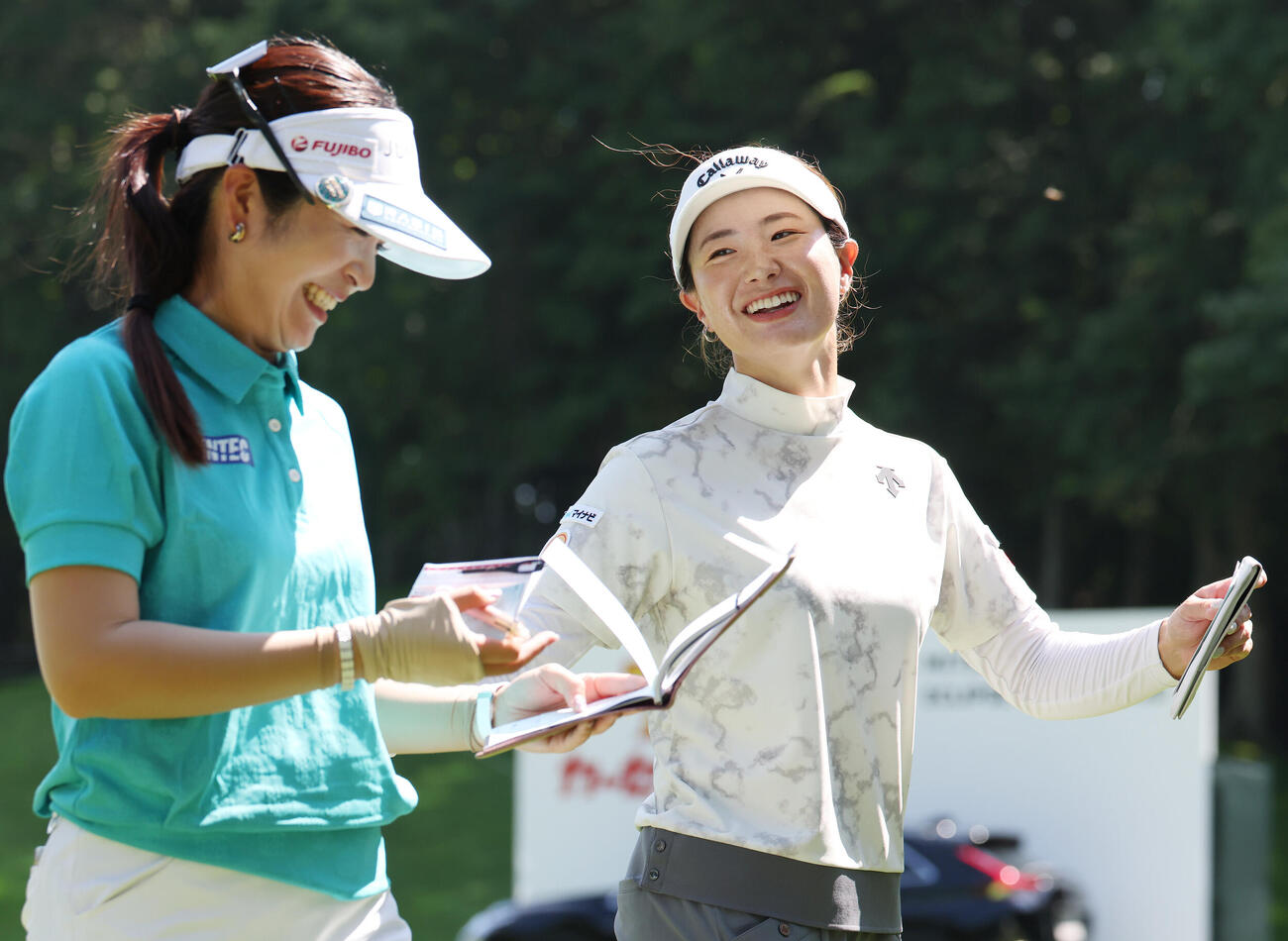 ホールアウトし三ケ島かな（左）と笑顔を見せる青木香奈子（撮影・宮地輝）