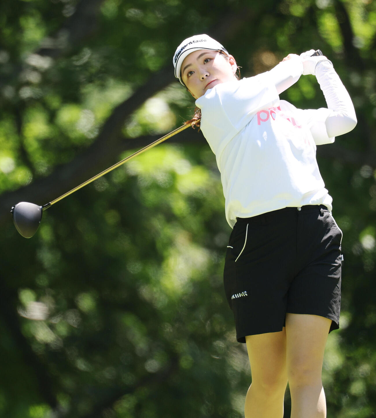 4番、ティーショットを放つ山内日菜子（撮影・宮地輝）