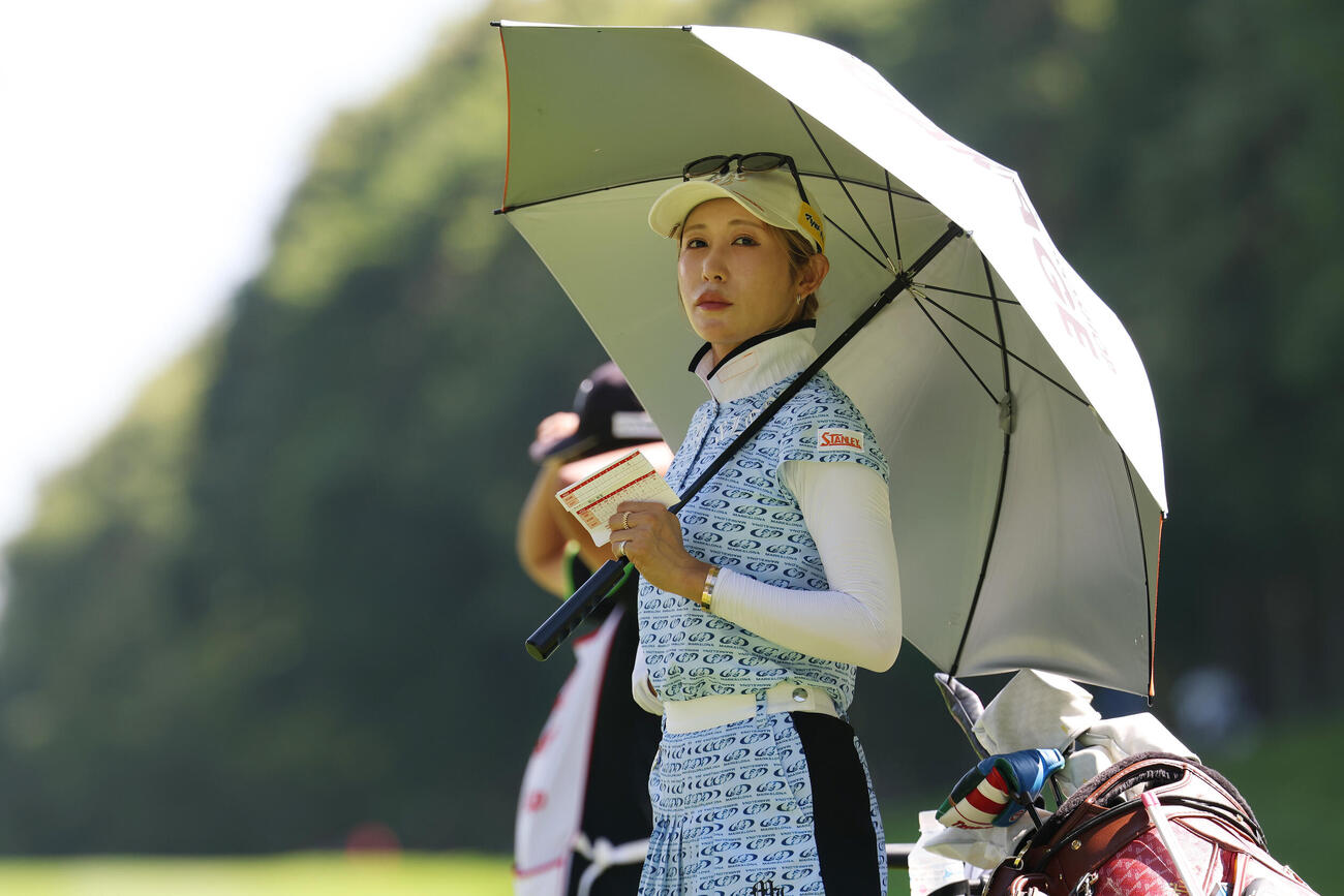 初日をトップタイの4アンダーで終えた金田久美子（撮影・宮地輝）