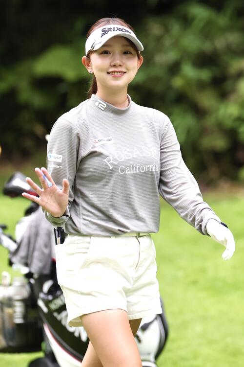笑顔で手を振る山田彩歩（撮影・宮地輝）