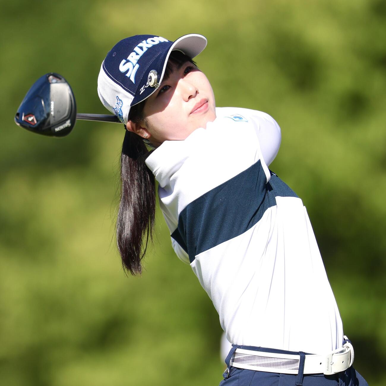 1番、ティーショットを放つ尾関彩美悠（撮影・宮地輝）