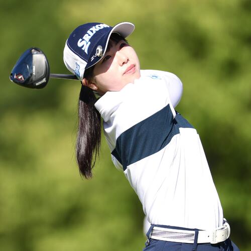 1番、ティーショットを放つ尾関彩美悠（撮影・宮地輝）