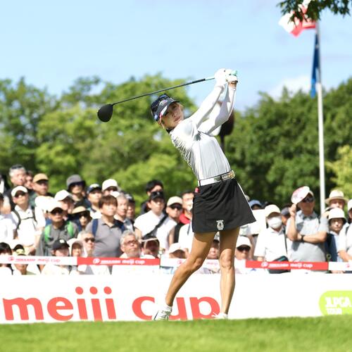 1番、ティーショットを放つ金田久美子（撮影・宮地輝）