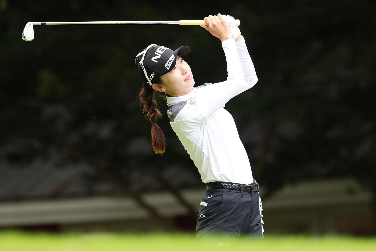 14番、ティーショットを放つ安田祐香（撮影・宮地輝）