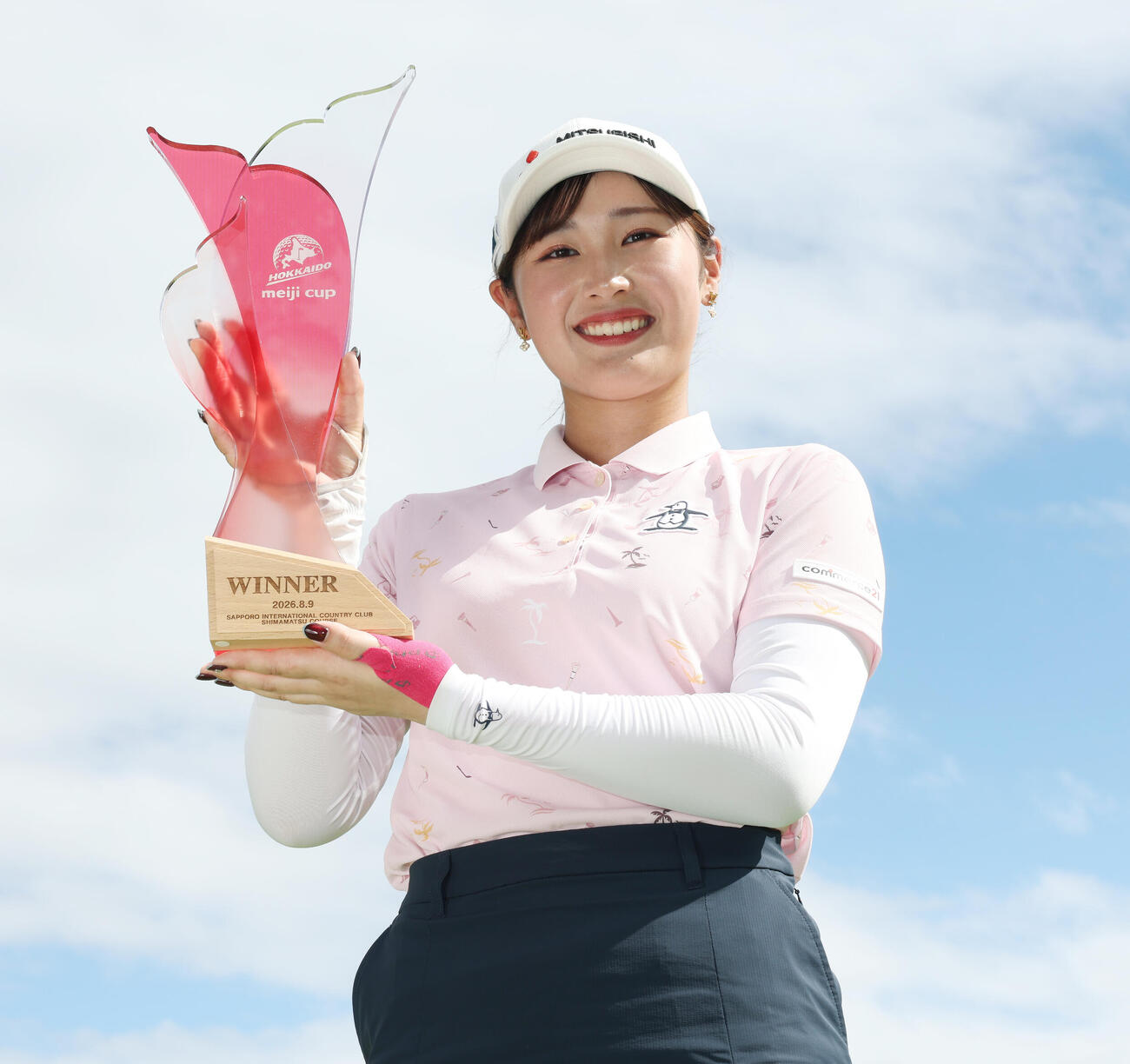 ツアー初優勝を決め笑顔でトロフィーを掲げる吉沢柚月（撮影・宮地輝）