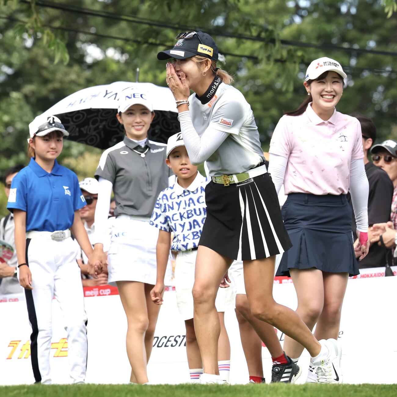 エスコートキッズと笑顔で登場する、安田祐香（左）、金田久美子（中央）、吉沢柚月（撮影・宮地輝）