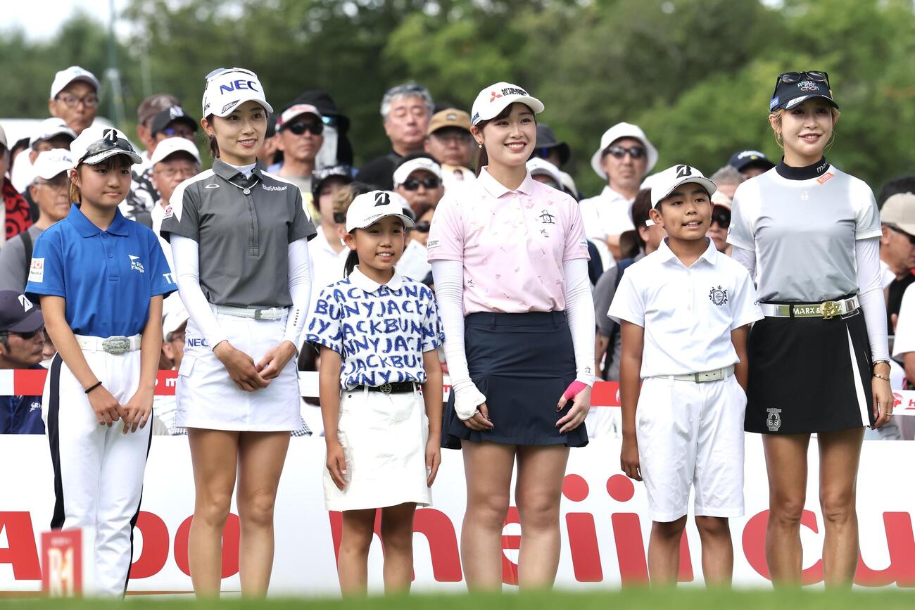 エスコートキッズと記念撮影する、安田祐香（左）、吉沢柚月（中央）、金田久美子（撮影・宮地輝）