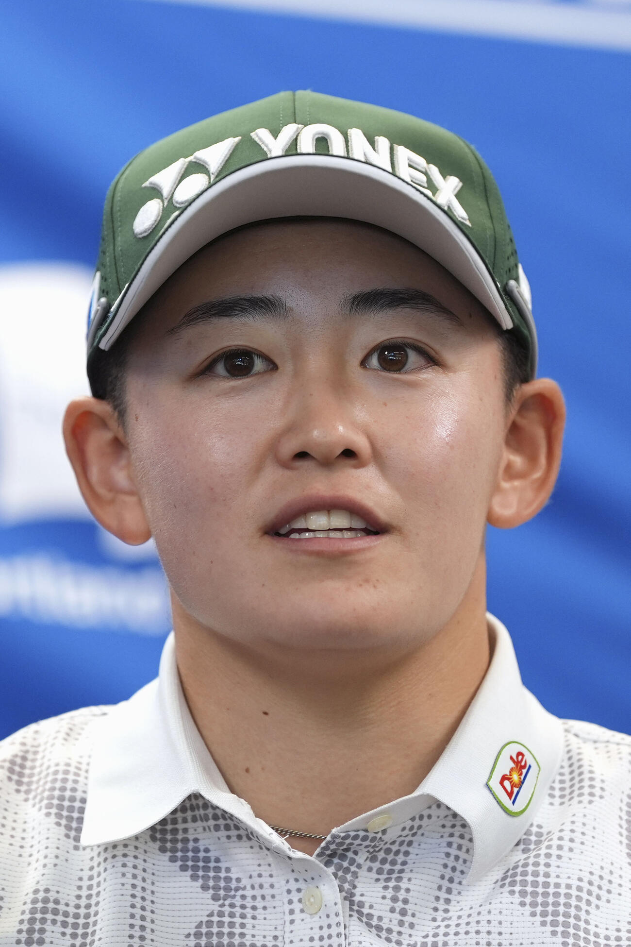 記者会見する岩井明愛（共同）