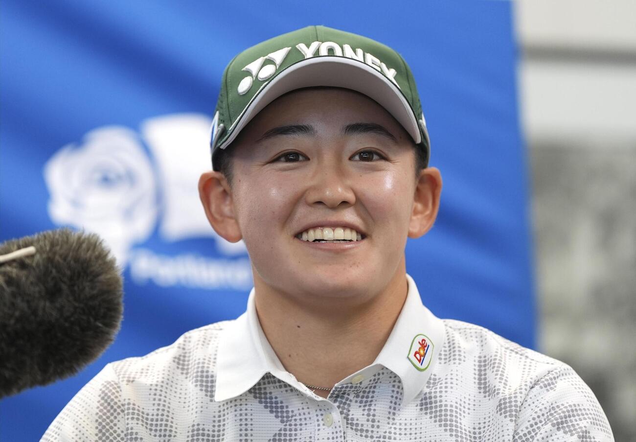 記者会見する岩井明愛（共同）