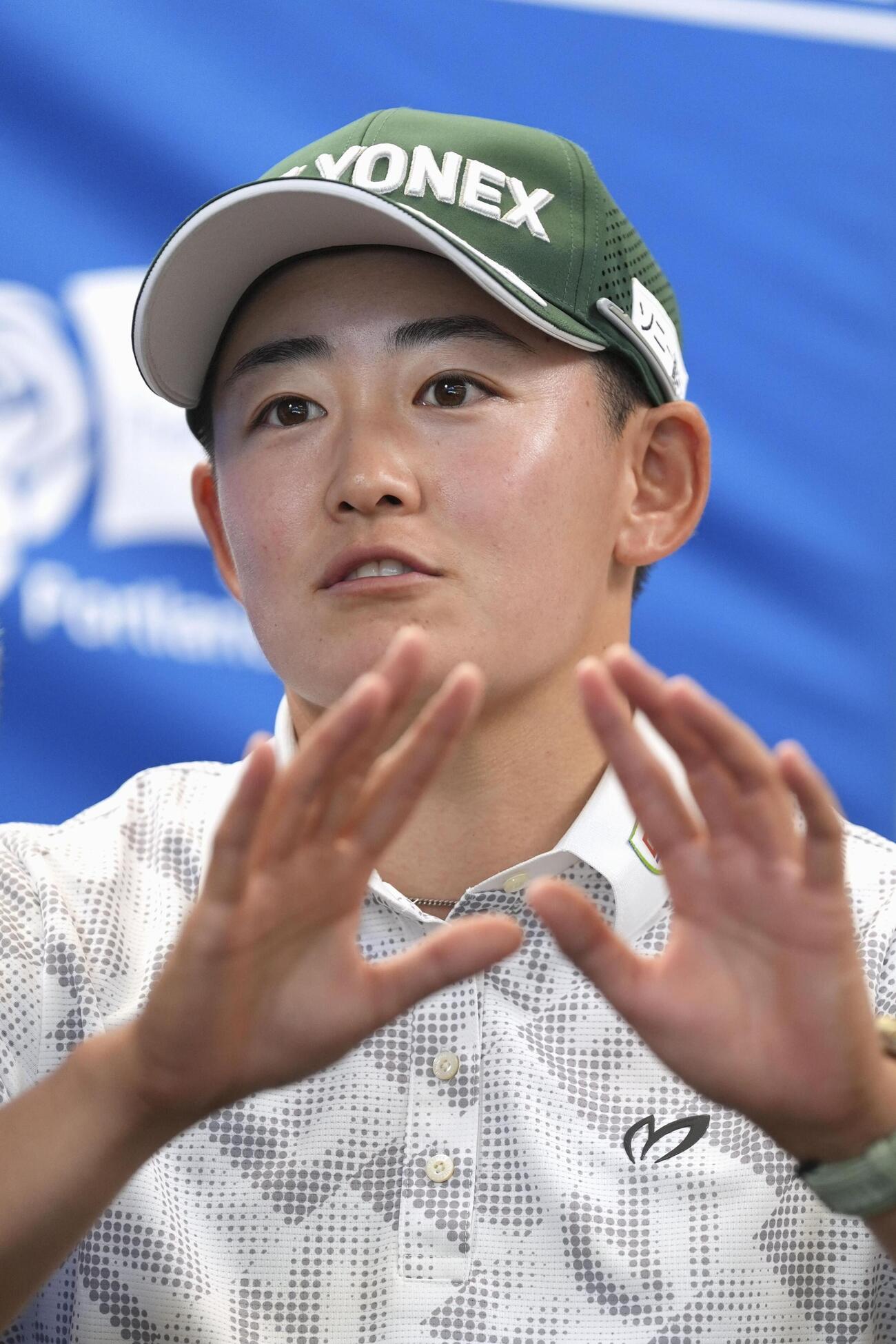 記者会見する岩井明愛（共同）