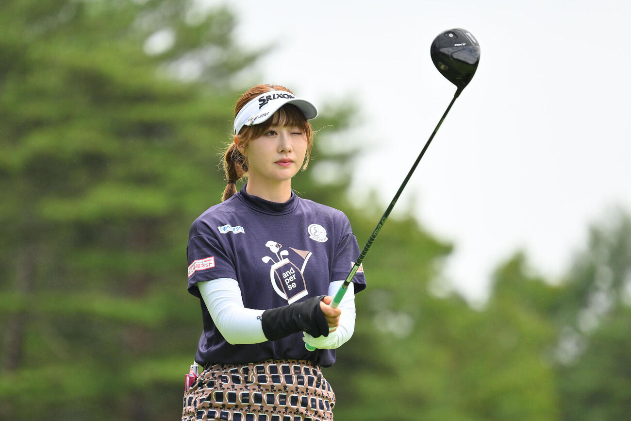4番、ティーショットに臨む都玲華（撮影・滝沢徹郎）