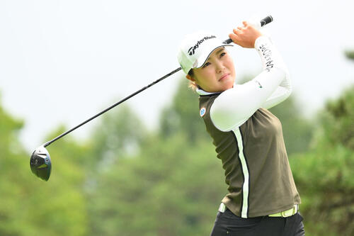 4番、ティーショットを放つ高橋彩華（撮影・滝沢徹郎）