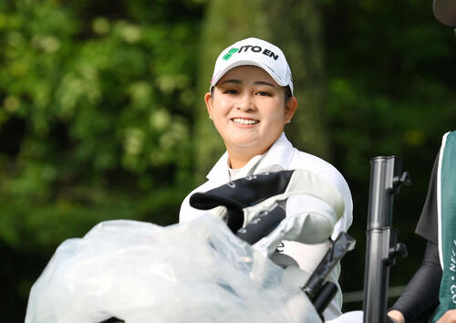 2番、笑顔を見せる神谷桃歌（撮影・滝沢徹郎）