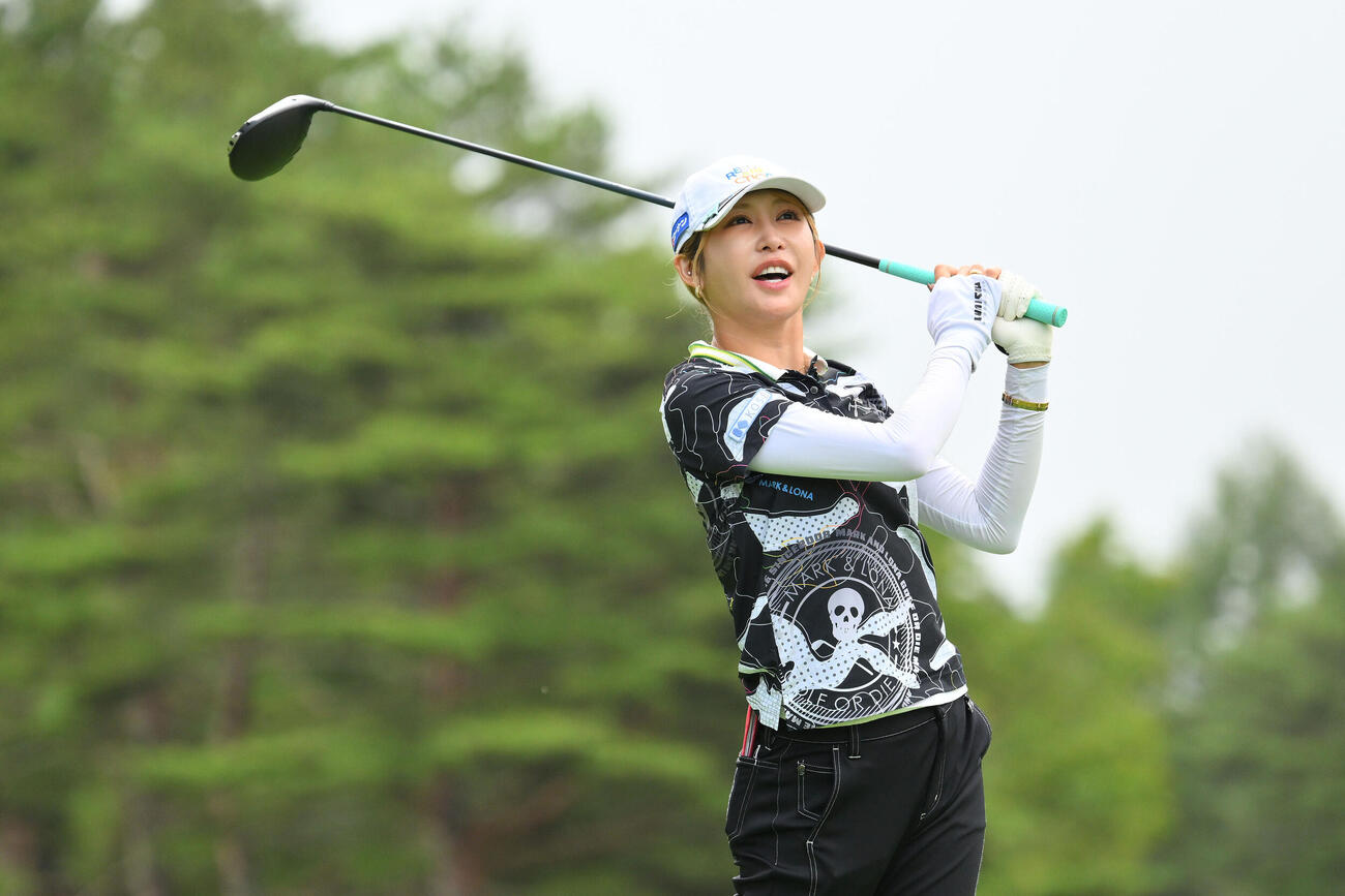 4番、ティーショットを放つ金田久美子（撮影・滝沢徹郎）