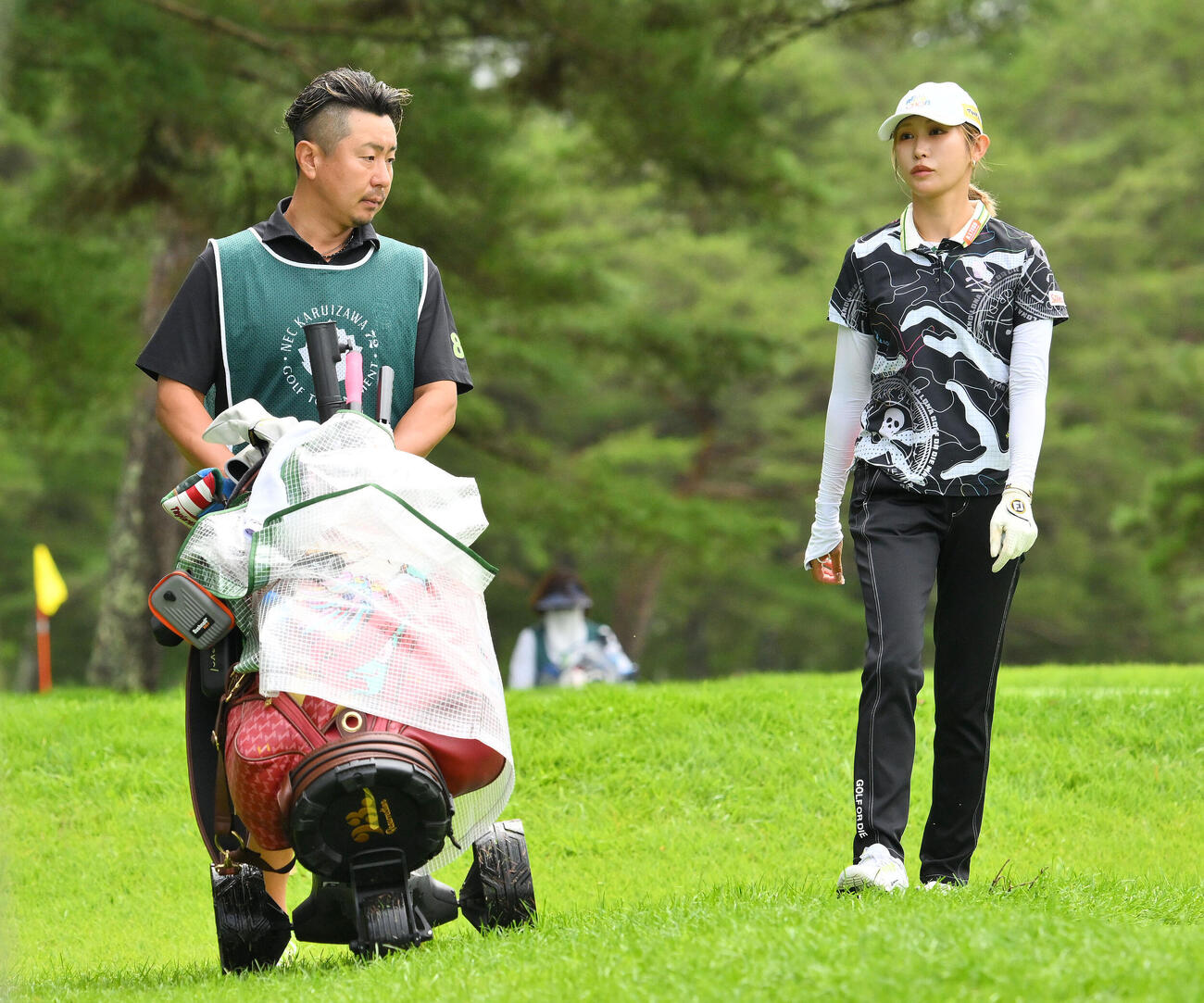 ラウンドする金田久美子（右）と塚田よおすけキャディー（撮影・滝沢徹郎）