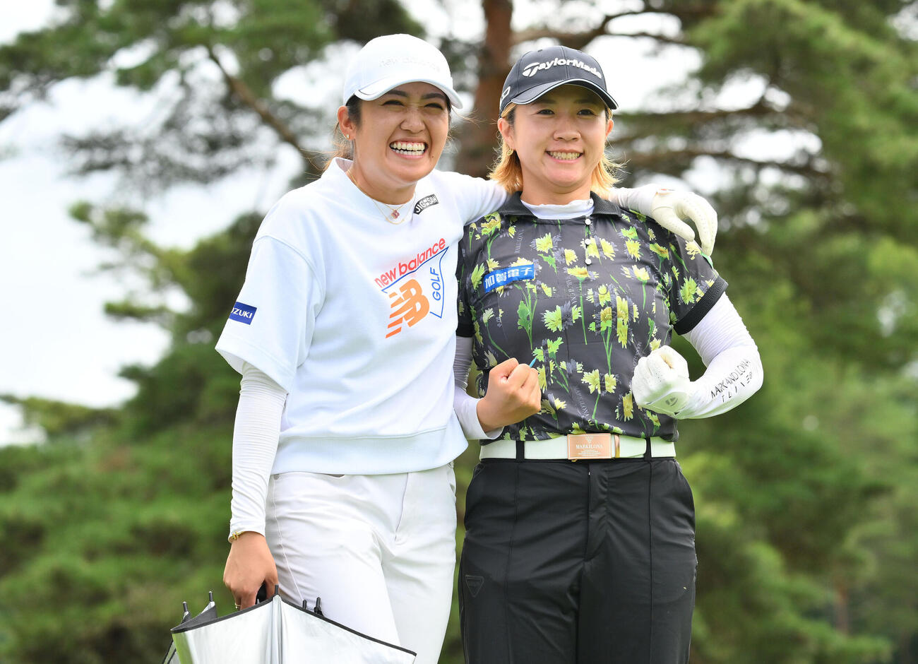 4番、肩を組んで記念撮影する稲見萌寧（左）と泉田琴菜（撮影・滝沢徹郎）