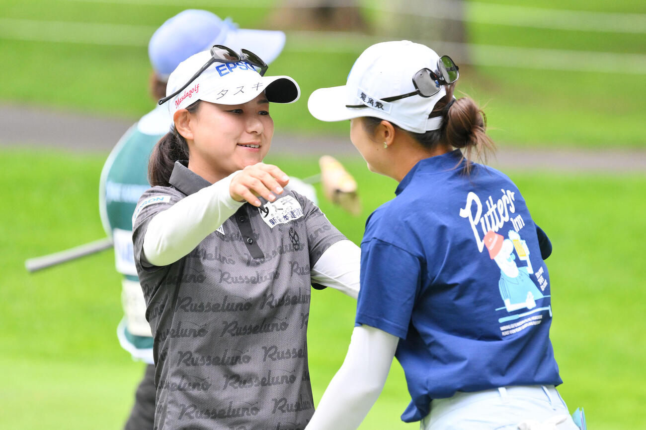 ホールアウトした横峯さくら（左）は同組の森田遥とハグする（撮影・滝沢徹郎）